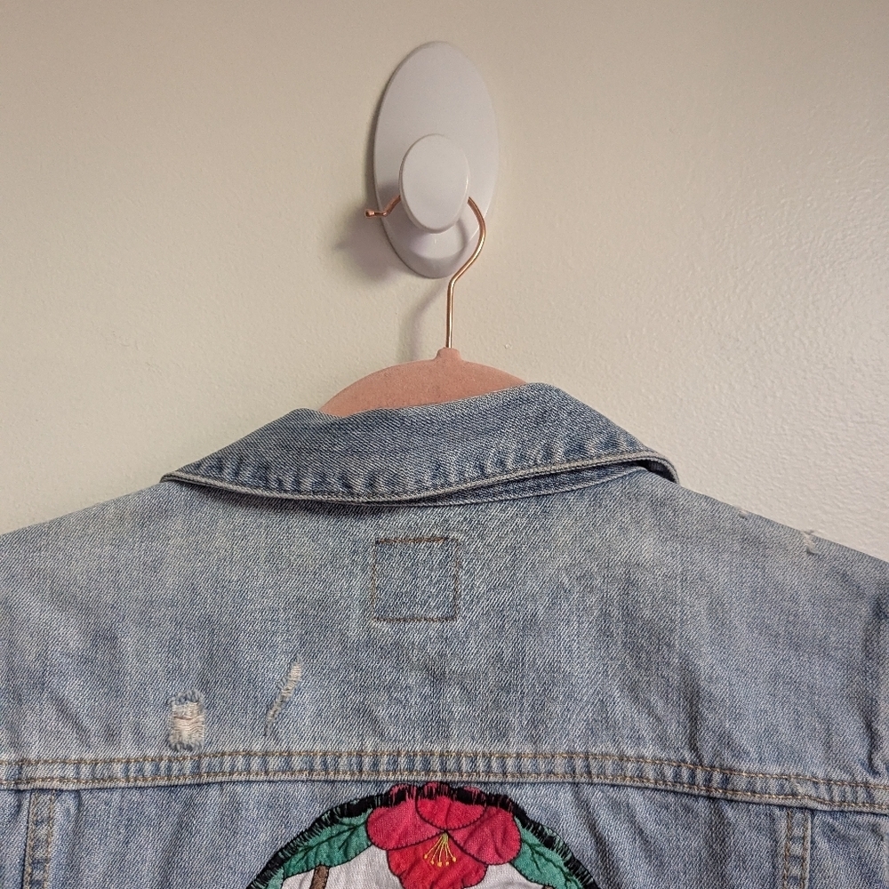 VINTAGE DIY Handmade Embroidered Floral Back Light Wash Jean Jacket Size Medium - Picture 7 of 13